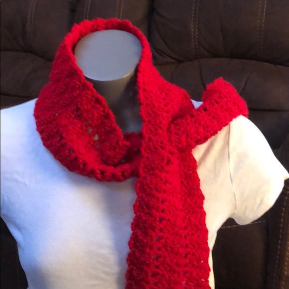 Red neck warmer scarf fasten through hole in scarf - Picture 5 of 5